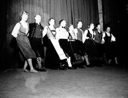 Mennesker i bunad danser. 20.02.1951. Bygdelag.