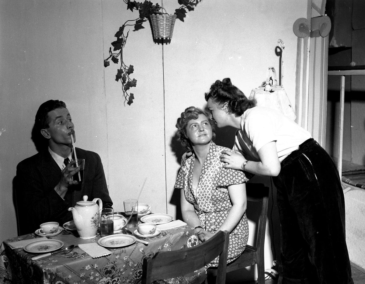 Bygdelag, 19.11.1951. Romerikets Dramatiske klubb. Mennesker rundt kaffebord..