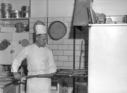 Hotell Viking, Oslo, mai 1957. Kokk lager bakverk på kjøkken