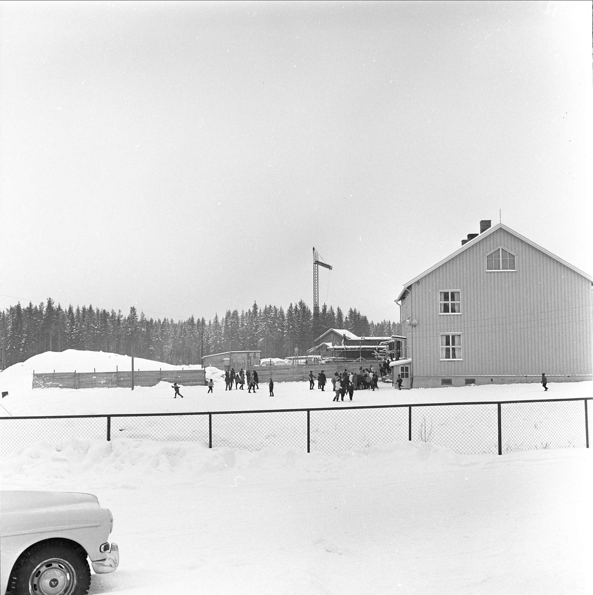Aursmoen skole. Bygning, inngjerdet, gruppe mennesker,  Aurskog, januar 1965