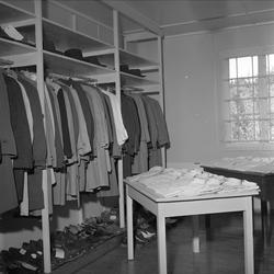 Berg arbeidsskole, Berg, Andebu, 08.06.1958. Garderobe, kles