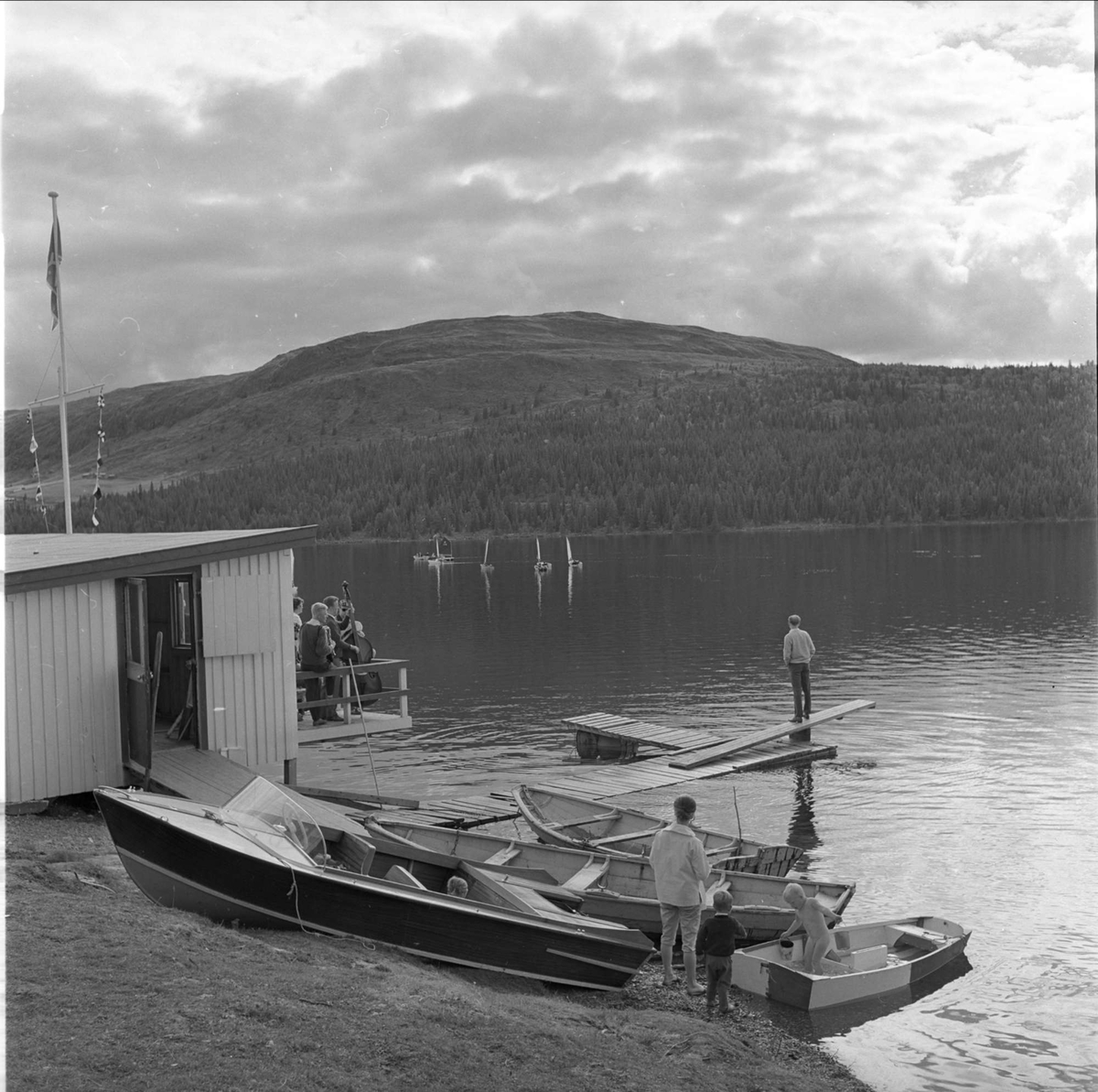 Golå Høyfjellshotell,  båt ved vannkanten, turister i fjellet, Sør-Fron 23.08.1961