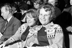 Tvillinger på kino, antatt Oslo, 07.11.1962. Else Britt og I