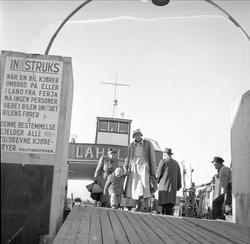 Langesund, Bamble, mai 1955. Fergeleie, mennesker går i land