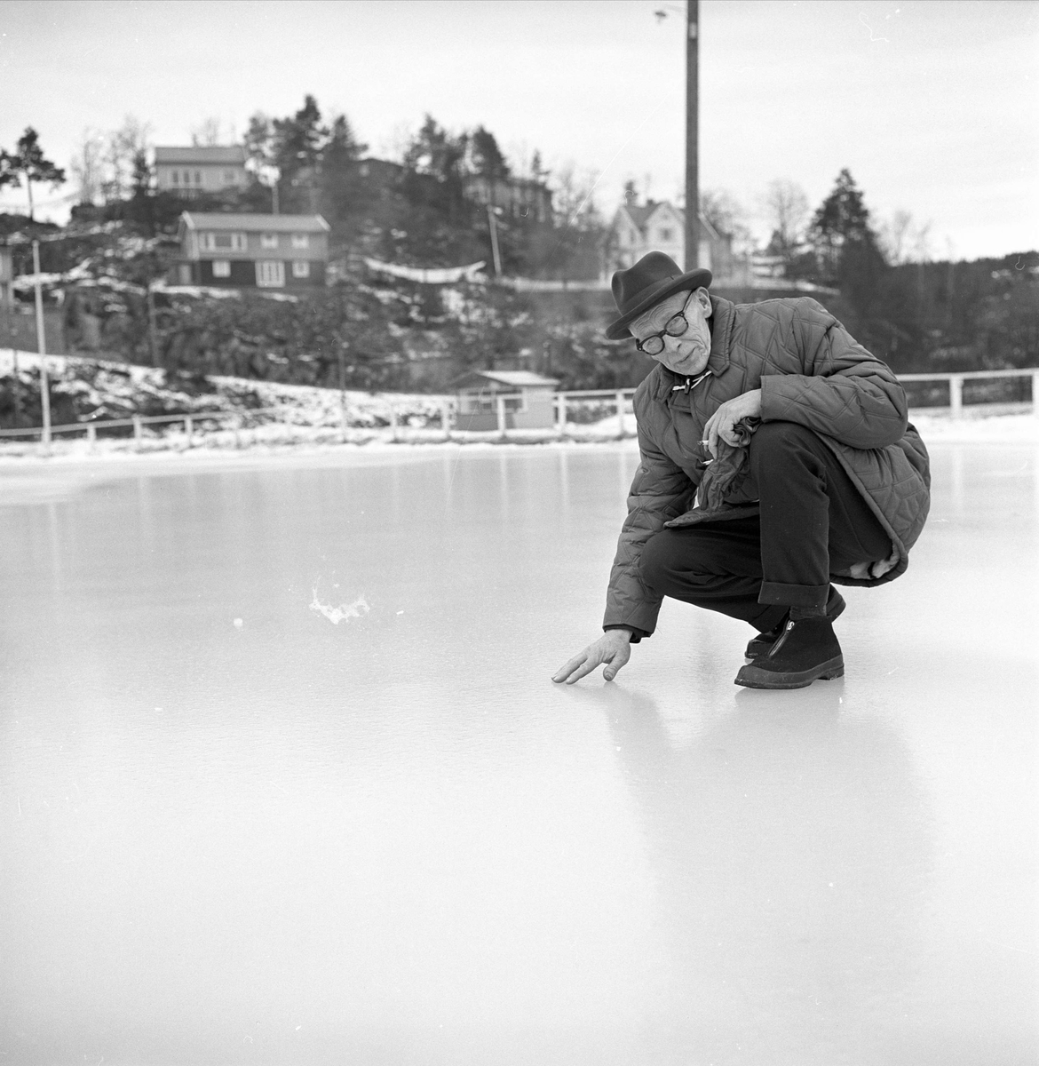 Arendal. Skøytebane på Bjønnes stadion (anlagt 1952). Frits Pettersen (ant.) sjekker isen.