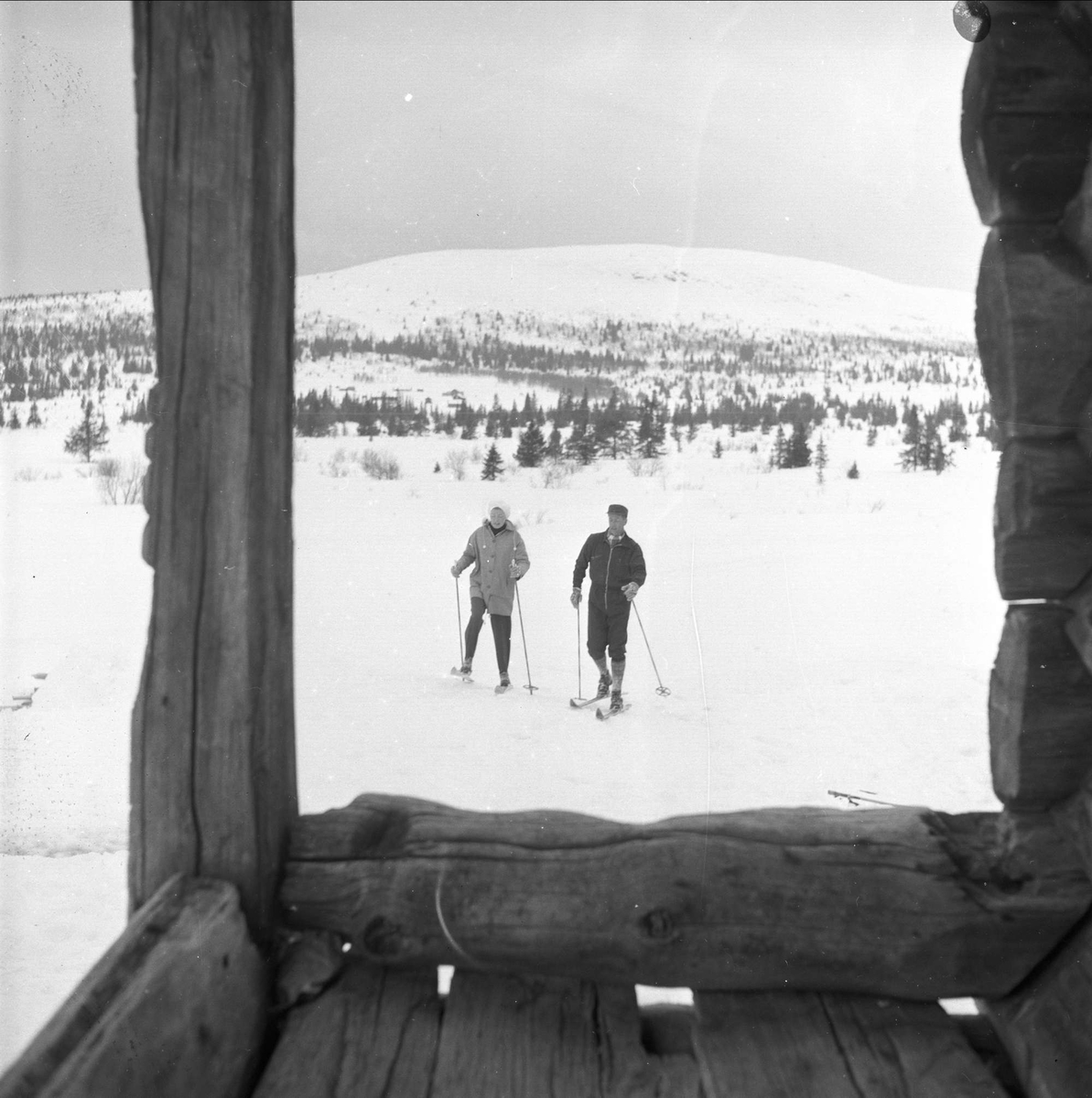 Oset Høyfjellshotell, Gol, Buskerud, 17.04.1960. Mennesker på ski.