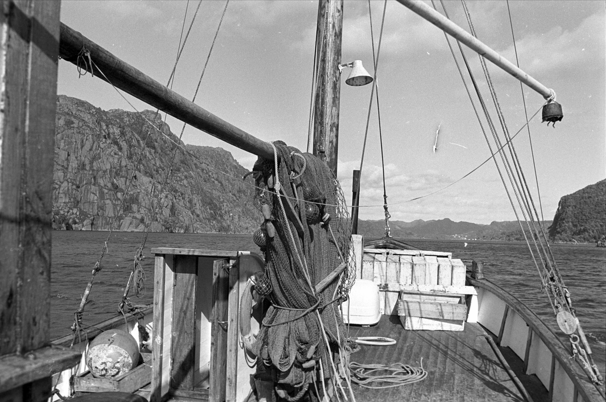 Hidra, Flekkefjord, juli 1968. Fiskebåt på fjorden.