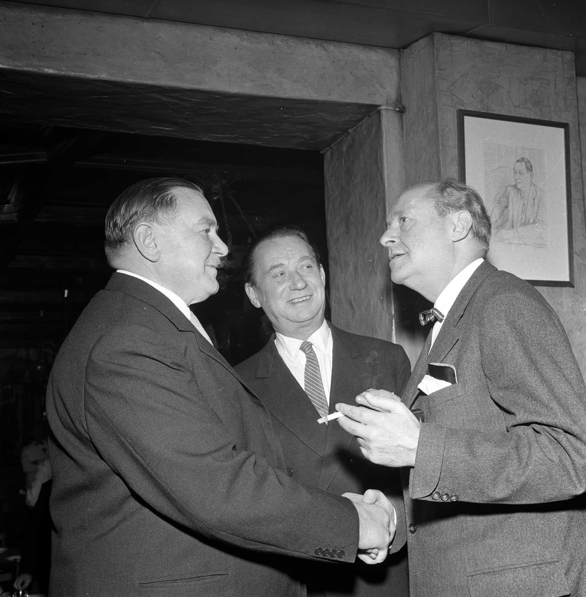 Restaurant Blom sitt jubileum i 1960. Tre menn i samtale, antakelig Sigfred Stephensen til venstre.