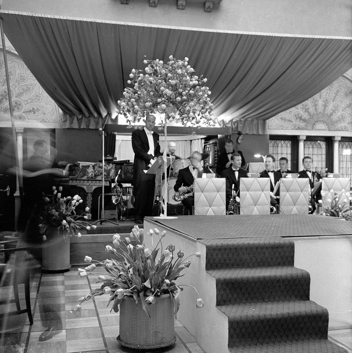 Bristol, Kristian IV's gate 7, Oslo, 05.08.1957. Hotell Bristol, intereiør med gjester.