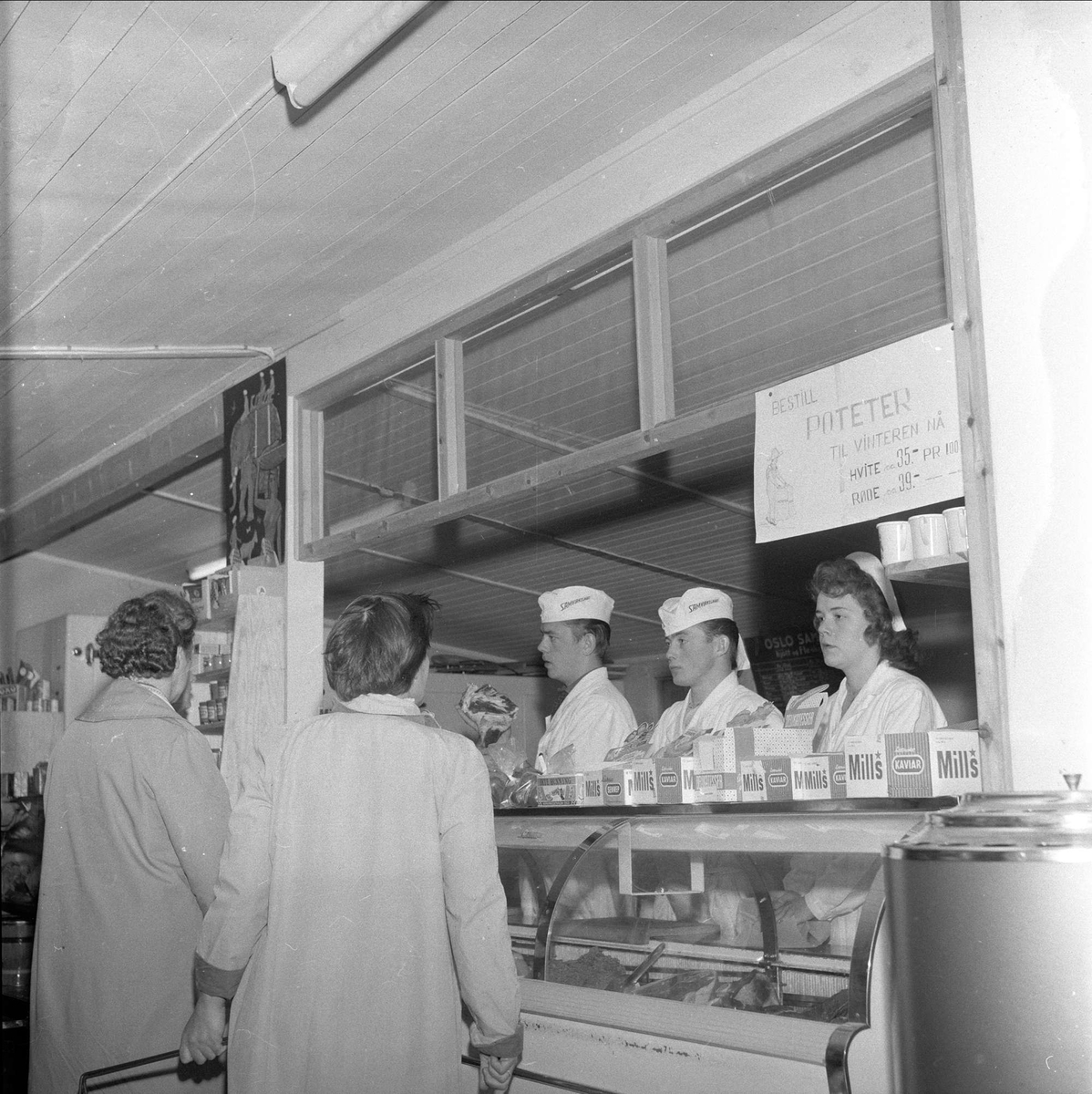 Bøler, Oslo, 18.10.1958. Interiør i en butikk med kunder.