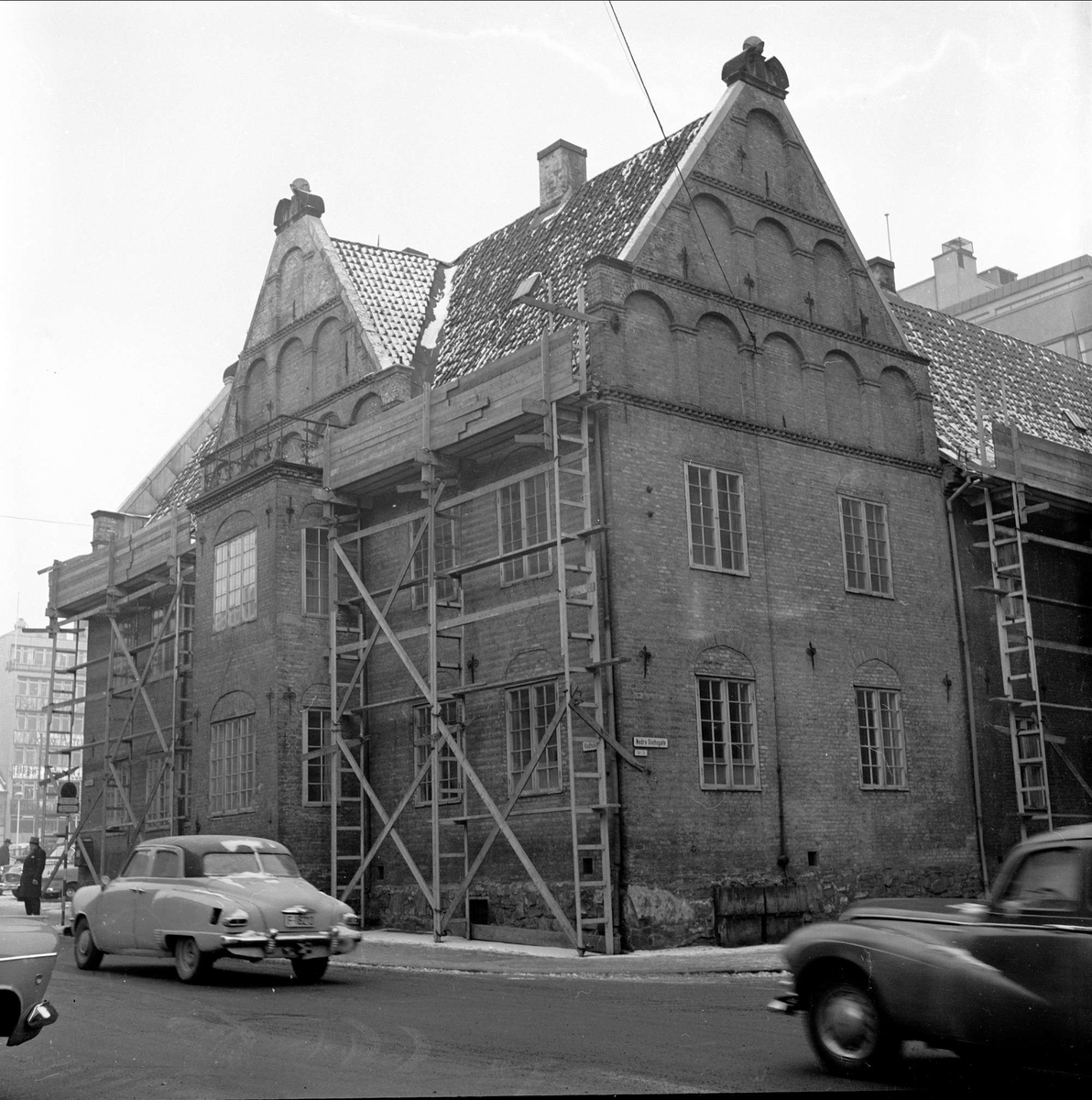 Rådhusgata 19, Oslo, 13.12.1960. Det gamle garnisonssykehuset. Bygning. Nå lokale for Oslo Kunstforening og Oslo og Akerhus billedkunstnere.