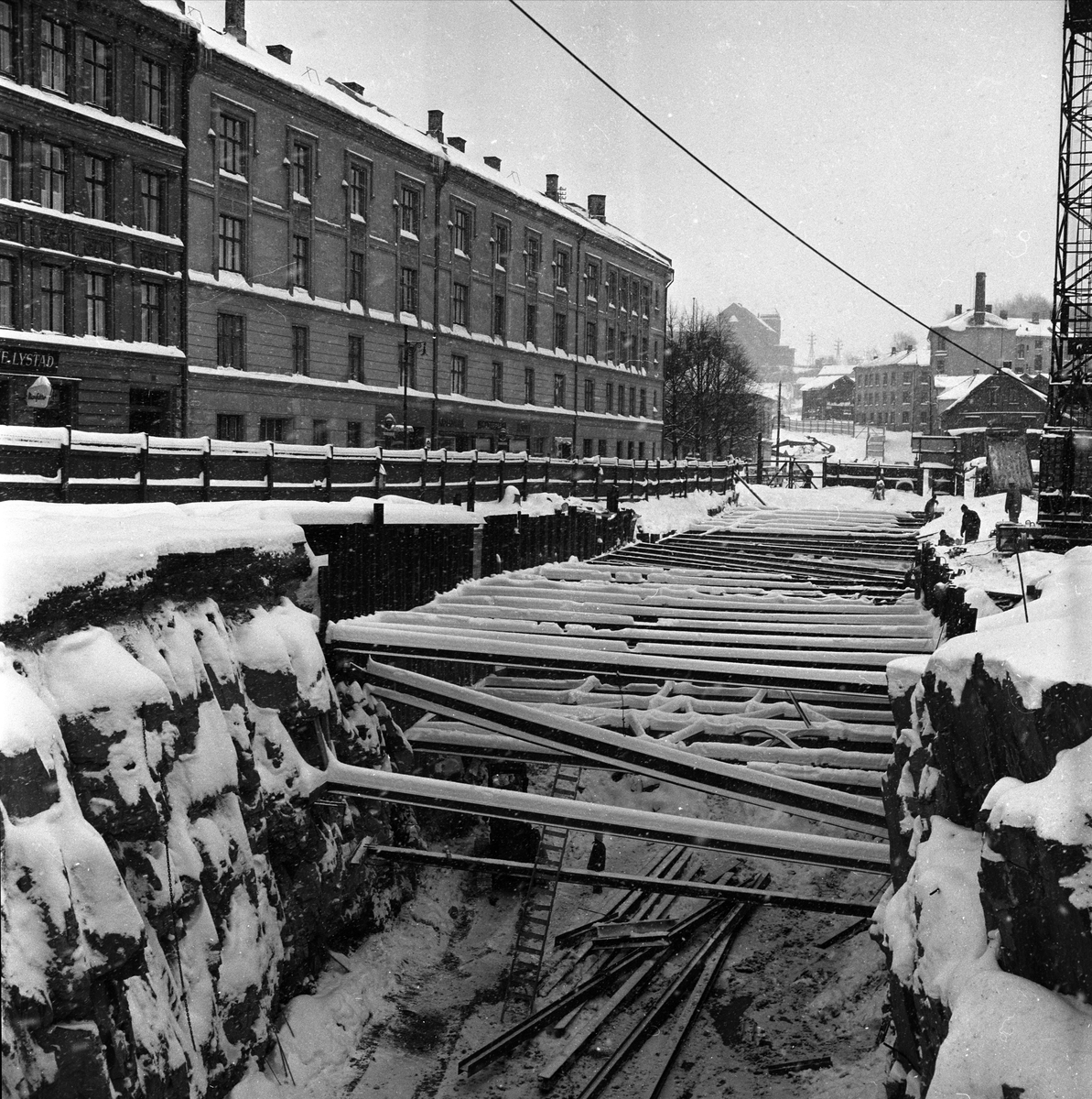 Sørligata, Oslo, 07.12.1959. Gatebilde med bygninger og tunellarbeide.
