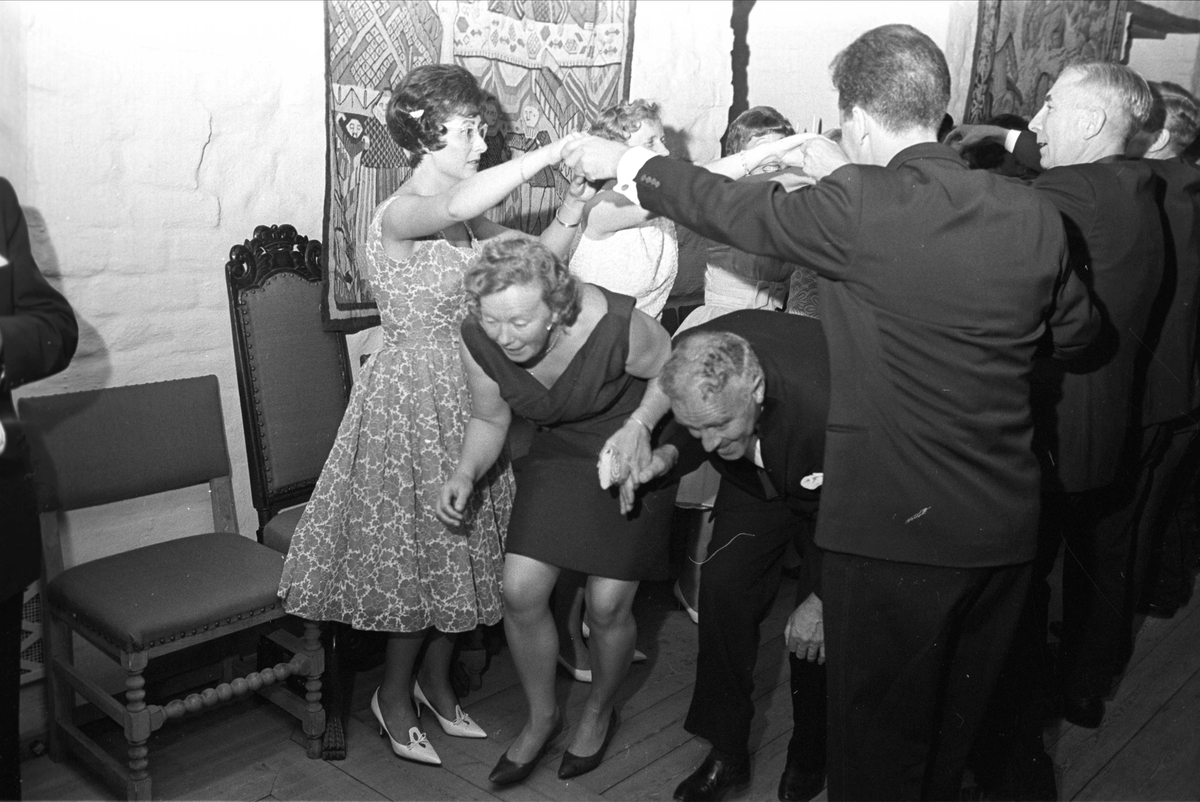 Oslo, 19.06.1965, Stortinget, avslutningsfest på Akershus slott, stortingsrepresentanter i festsalen, polonese, Per Borten og frue  forgrunnen.
