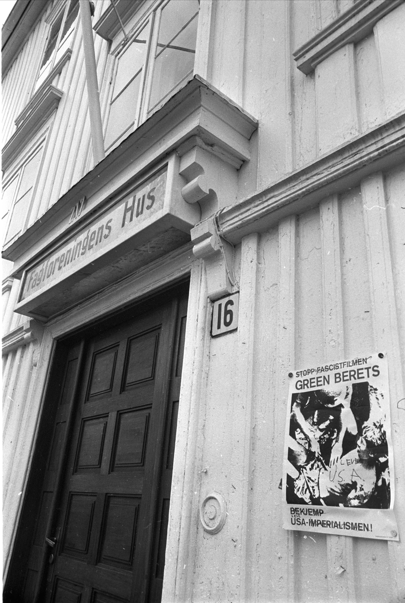 Arendal, 10.04.1970, demonstrasjoner, premiere på filmen "Green Berets" i Arendal. Protestplakat på Fagforningens hus på Tyholmen.