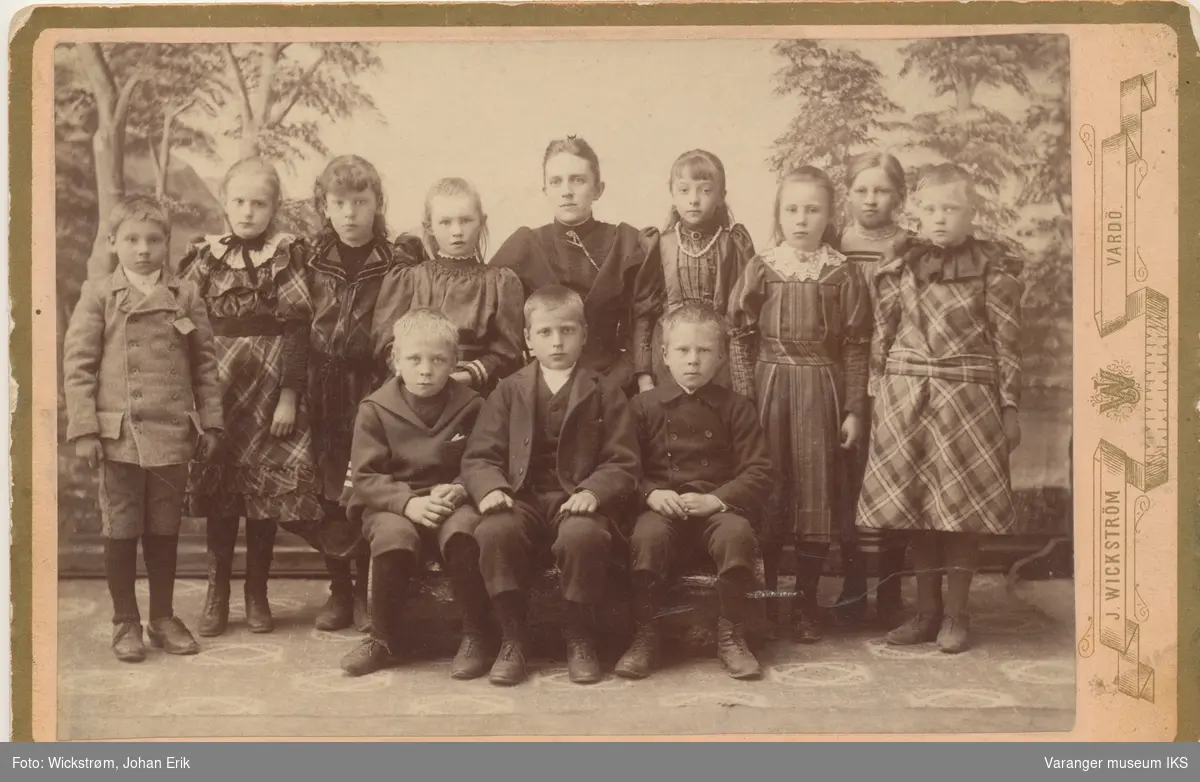Josefine Gundersen med sin skoleklasse, ca. 1894