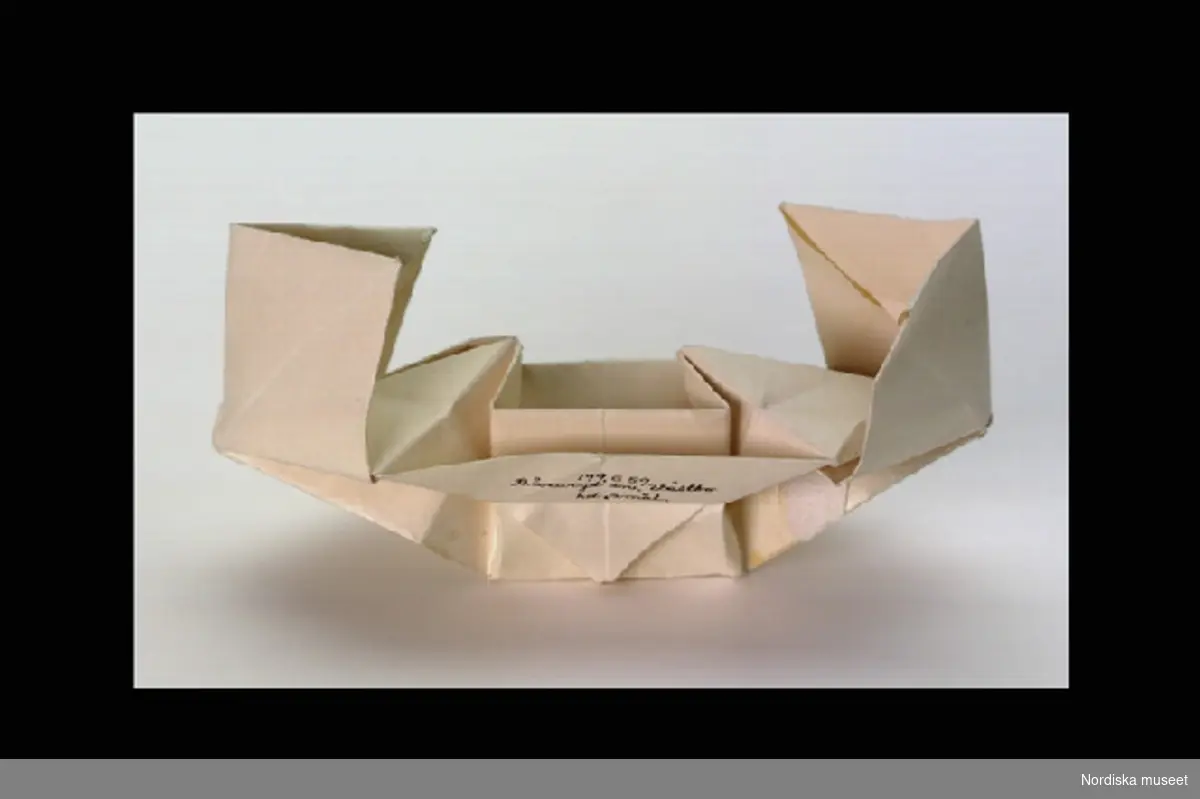 Inventering Sesam 1996-1999:
L 14 cm
Pappersvikning av oblekt vikt papper, föreställande en båt.
Helena Carlsson 1996