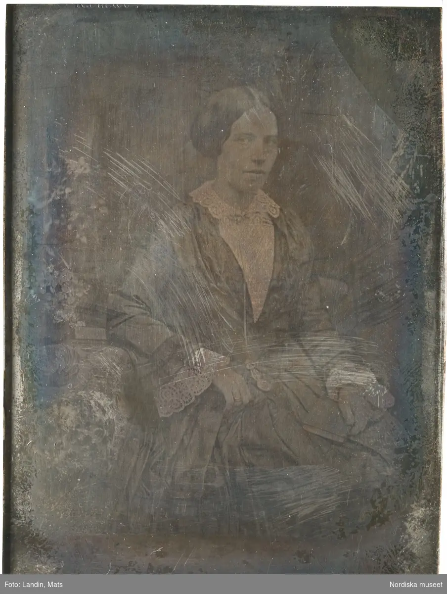 Porträtt av Hedvig Charlotta Bahr född Blom (1826–1920) i bröllopsklänning av sidentaft. Dagerrotyp / daguerreotyp, 1852. Nordiska museet inv.nr 251725.
-
Portrait of Hedvig Charlotta Bahr (1826–1920). Quarter-plate daguerreotype, 1852.