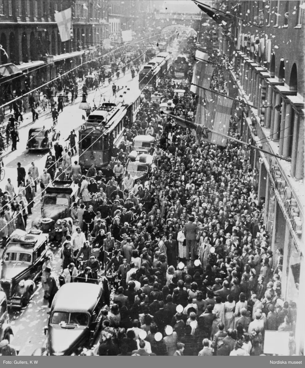 Firande av freden 1945 p&aring; Kungsgatan, Stockholm.