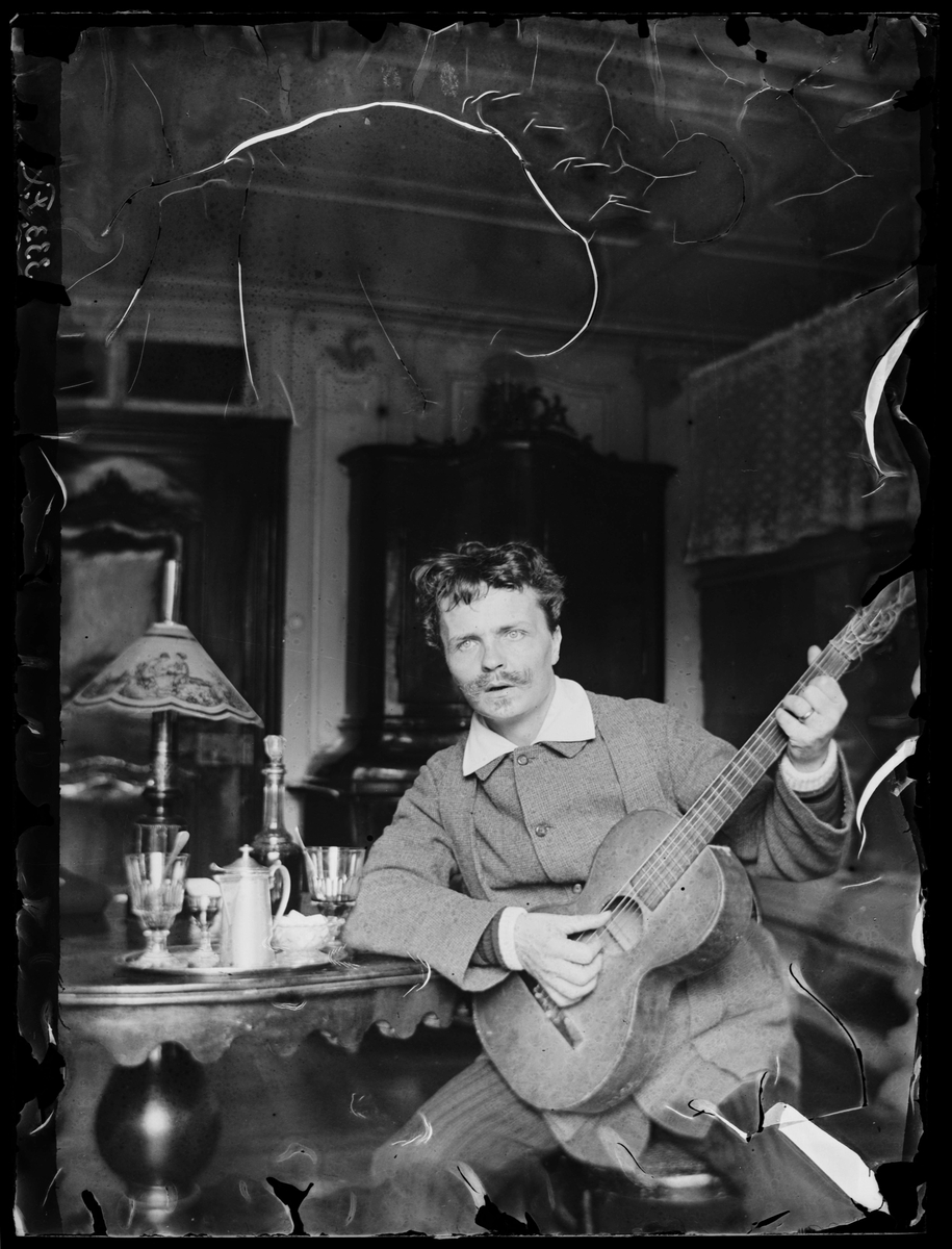 August Strindberg med gitarr i Gersau, Schweiz.