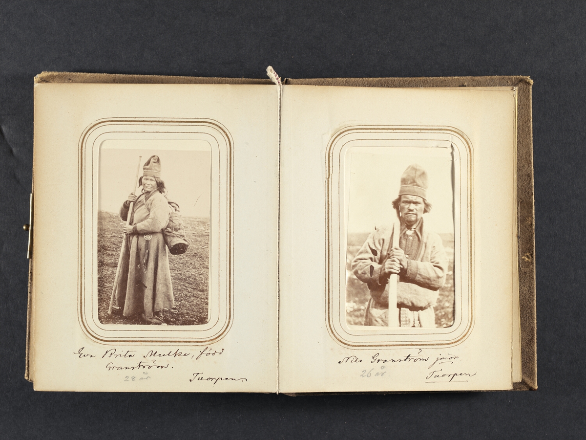 "Nils Granström junior, 26 år, Tuorpon". Porträtt av Nils Nilsson Granström ur Lotten von Dübens fotoalbum med motiv från den etnologiska expedition till Lappland som leddes av hennes make Gustaf von Düben 1868.