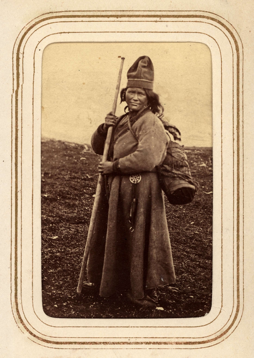 Eva Brita Mulka, f. Granström, 28 år, med barn i kont på ryggen. Tuorpons sameby. Ur Lotten von Dübens fotoalbum med motiv från den etnologiska expedition till Lappland som leddes av hennes make Gustaf von Düben 1868.