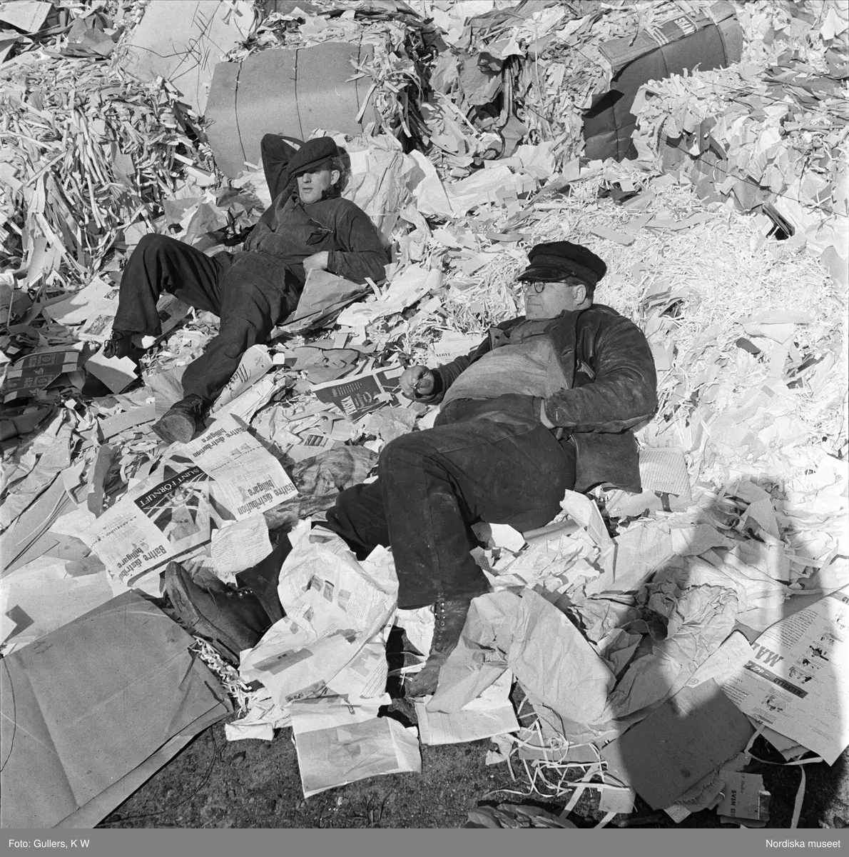 Stuveriarbetare i Stockholm tar en paus bland trasiga pappersbalar