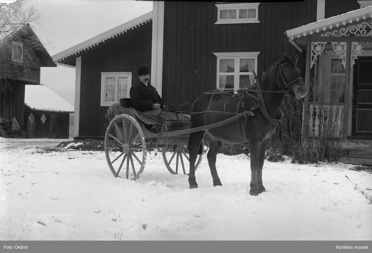 Häst med vagn, så kallad gigg. Lunden, Norstuga omkring 1860-talet