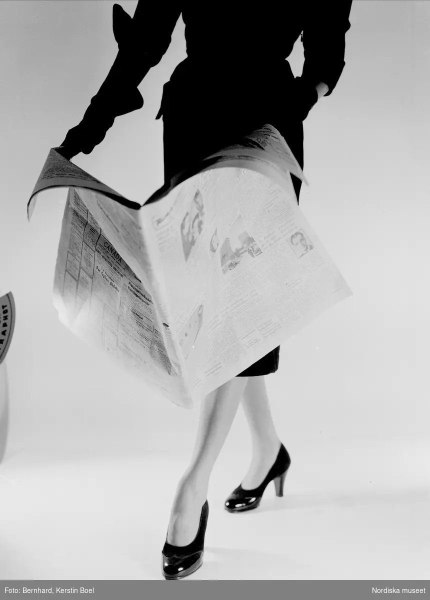 Damskor från Santessons. Modell i högklackade skor läser tidning.