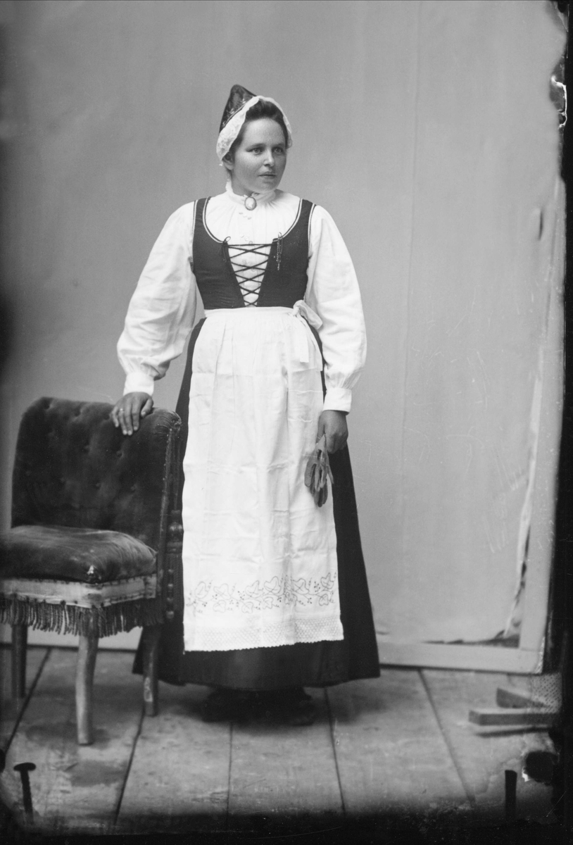 Elise Larsson f Johansson från Rörbäcknäs, Lima socken, Dalarna klädd i hembygdsdräkt