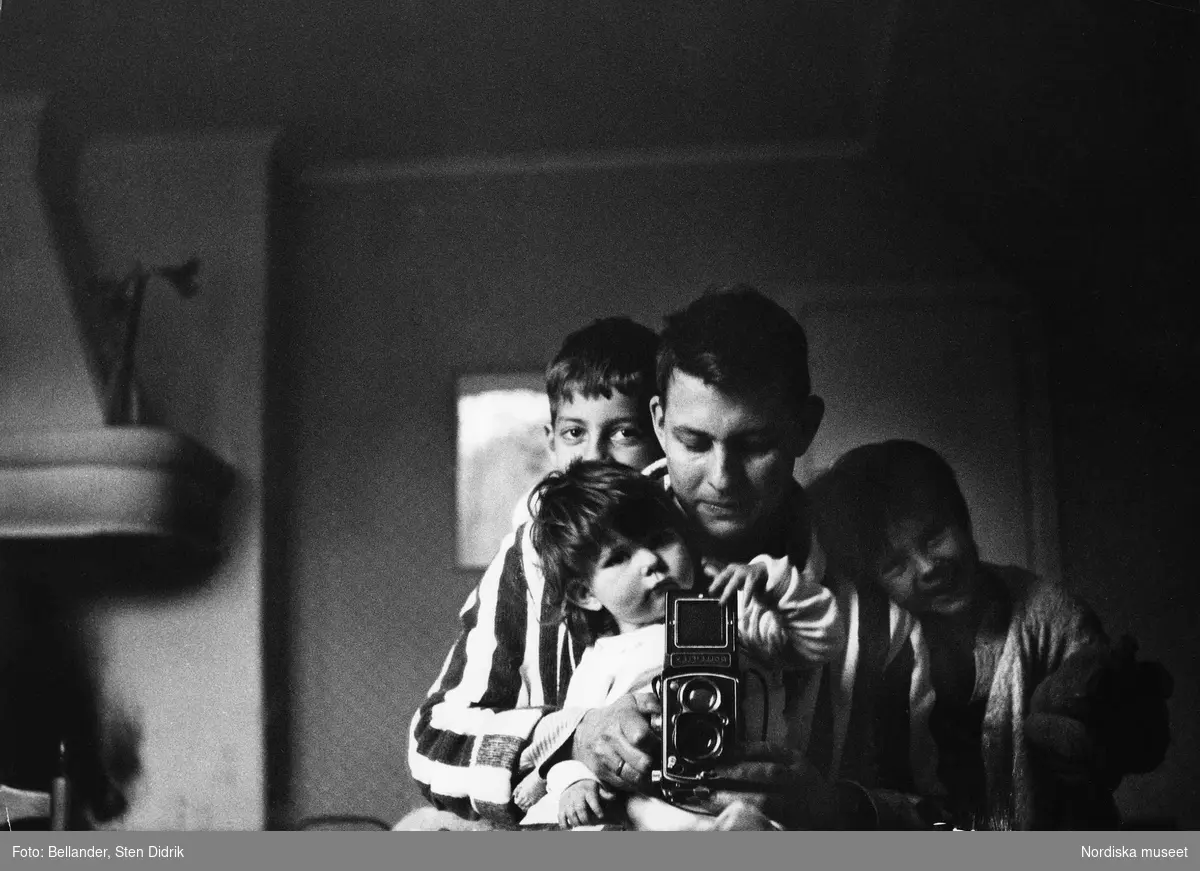 Sten Didrik Bellander (1921-2001) började sin bana som elev vid olika ateljéer i Sverige. Efter andra världskriget tillbringade han ett år i USA som assistent åt Richard Avedon. Från 1948 hade han den egna ateljén Savoy, där han ägnade sig åt porträtt- reklam- mode- och industrifotografering. Han blev bl. a. känd för sina barnbilder. År 1958 var han med om bildandet av fotografkollektivet Tio fotografer, tillsammans med bland andra Tore Johnson och Hans Malmberg.