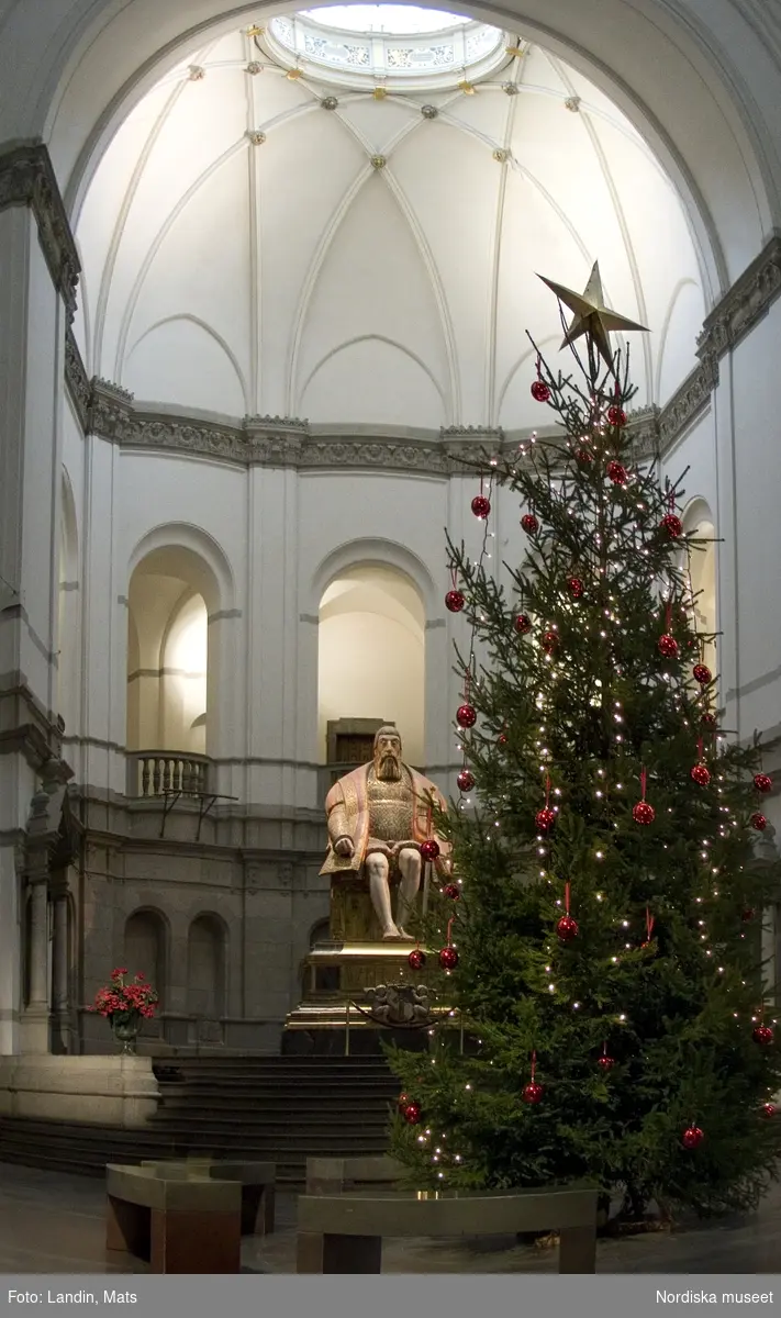 Nordiska museet, entréhallen med statyn av Gustav Vasa, tillverkad av Carl Milles i ek. Färdigställd 1925. En bild med julgran i förgrunden, julen 2007.
