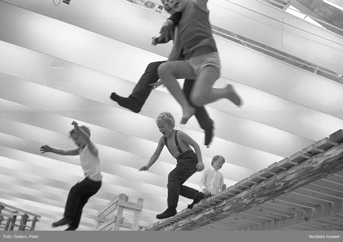 Lekande barn hoppar. "Modellen" på Moderna Museet, Stockholm