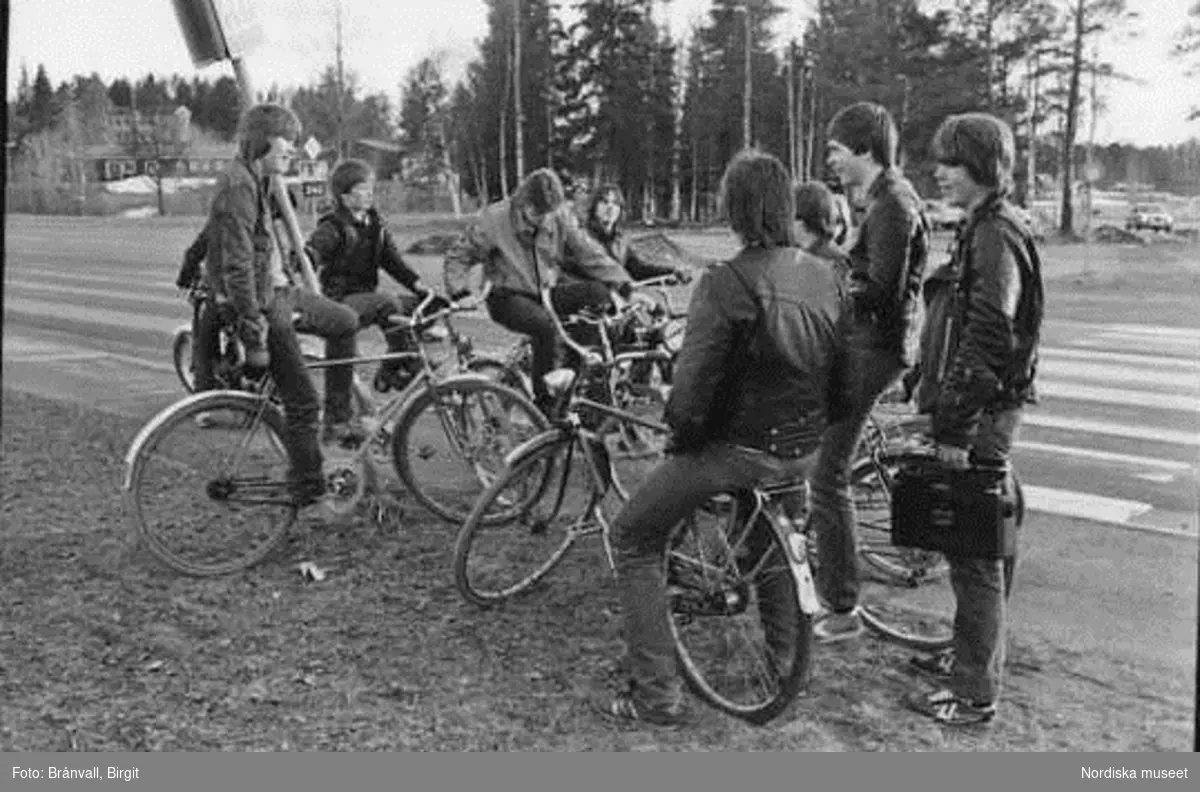Storuman 1982. Ungdomsgård. Ungdomar på mopeder och cyklar.