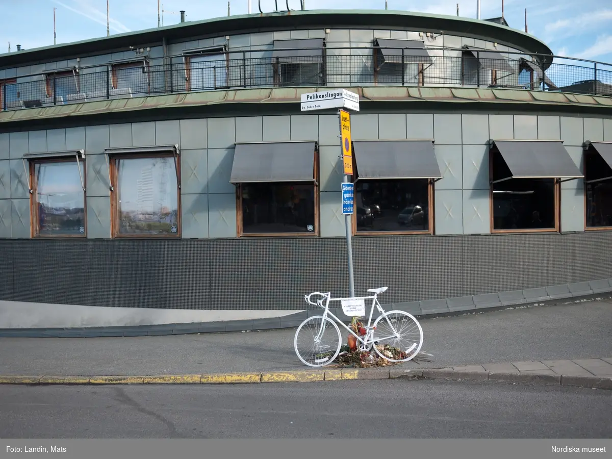 Cykelolycka. Åminnelse minnesplats över en förolyckad cyklist. 
Kvinnan blev påkörd i trafikkarusellen i Pelikanslingan Slussen av en lastbil som svängde höger. 22 sept 2011