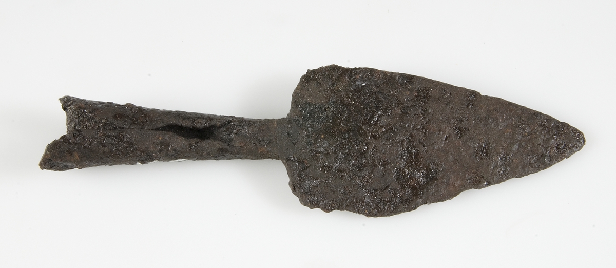 Spjutspets med holk, av järn. Holken är klen, lite "fult" gjord, inte helt sluten. Spetsen kommer sannolikt från ett jaktspjut (kastspjut), troligen för säl. Möjlig datering folkvandringstid (400-600 e.Kr.).