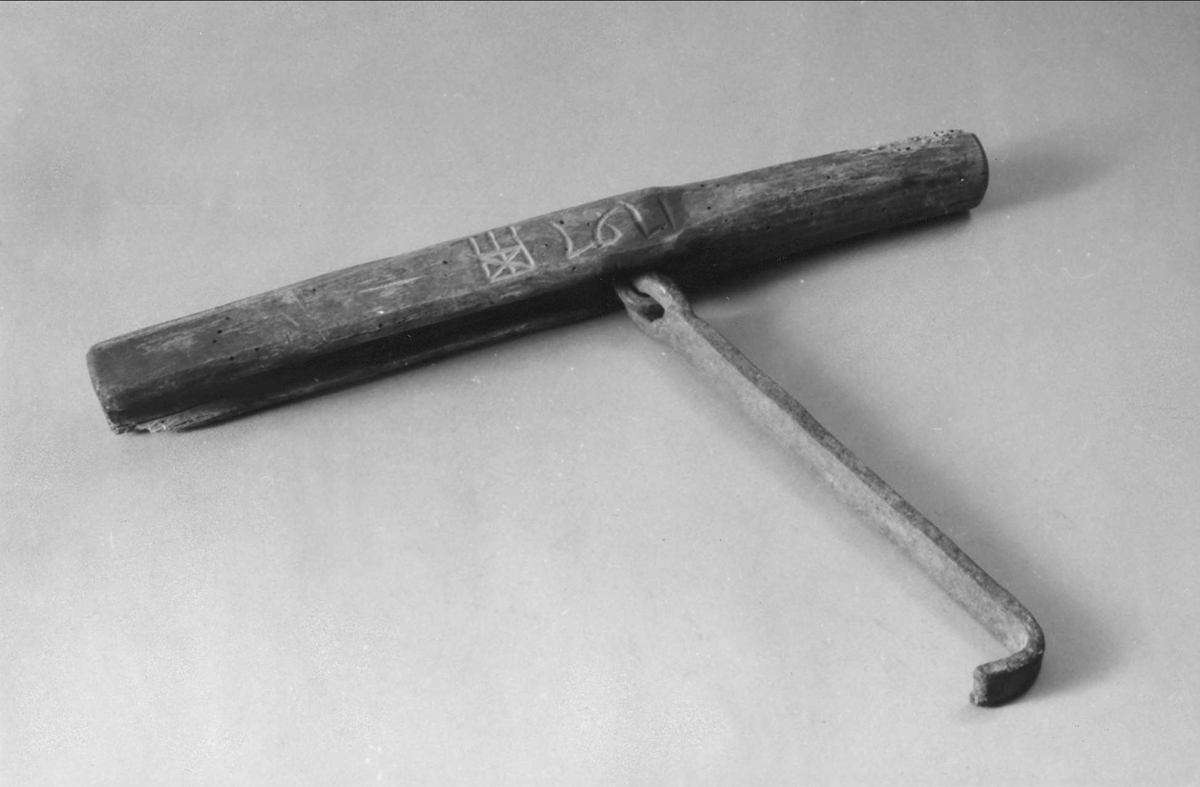 Bandhake av trä med hake av järn. Märkt: 1797 och troligen bomärke.
