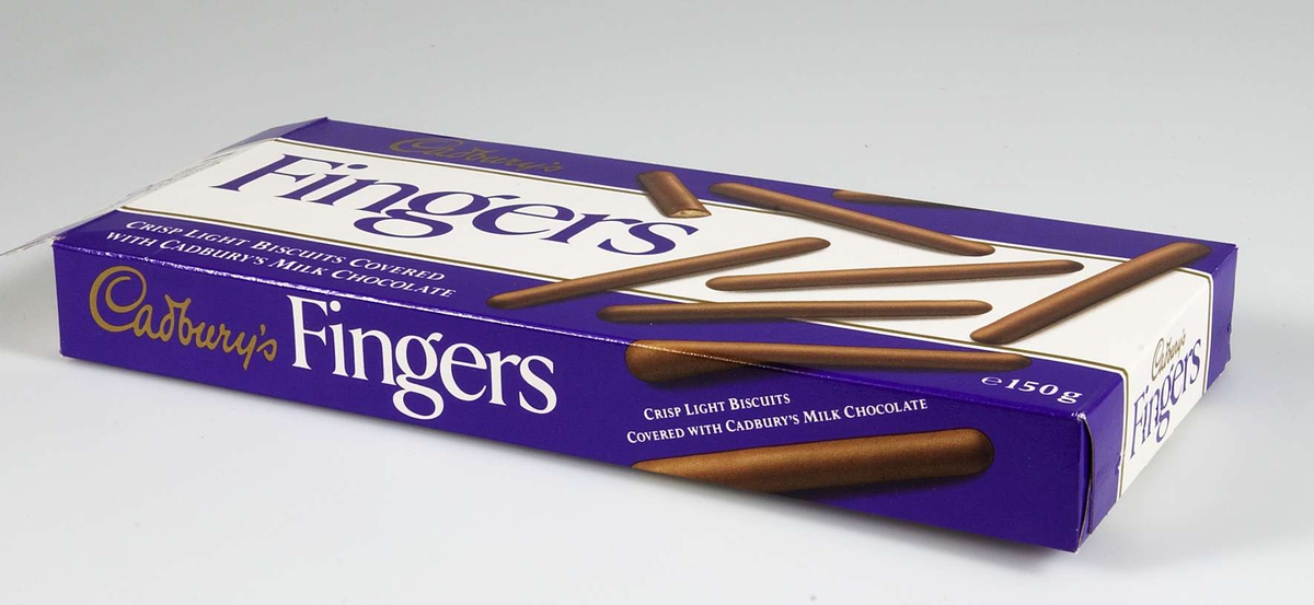 Pappförpackning för chokladkex i lila och vitt med text: Cadbury´s Fingers. Inuti förpackningen en mörklila plastask där kexen förvarats. På kortsidan märkt med bäst före datum 240493 W.