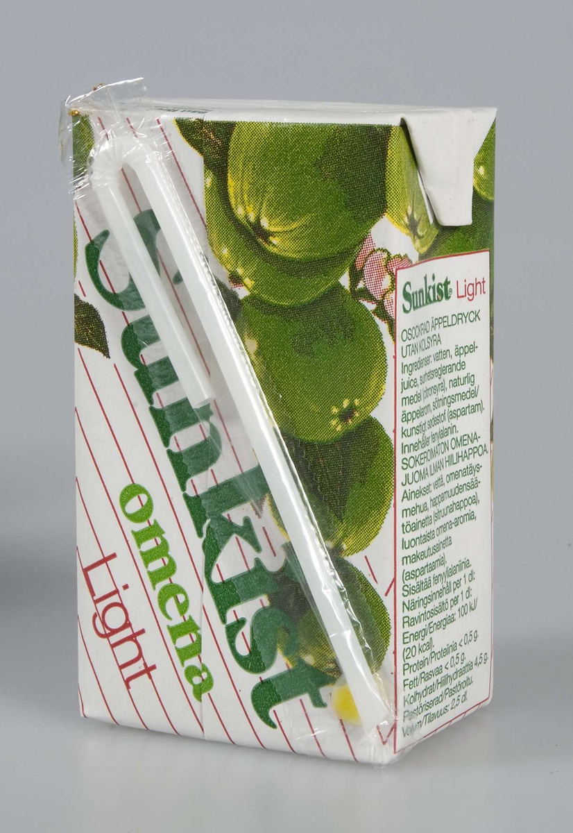 Vit rektangulär förpackning av vaxad papp med gröna äpplen och grön text: Sunkist äpple Light. På baksidan sitter ett sugrör i plast fastklistrat. Hål på ovansidan för sugrör.
