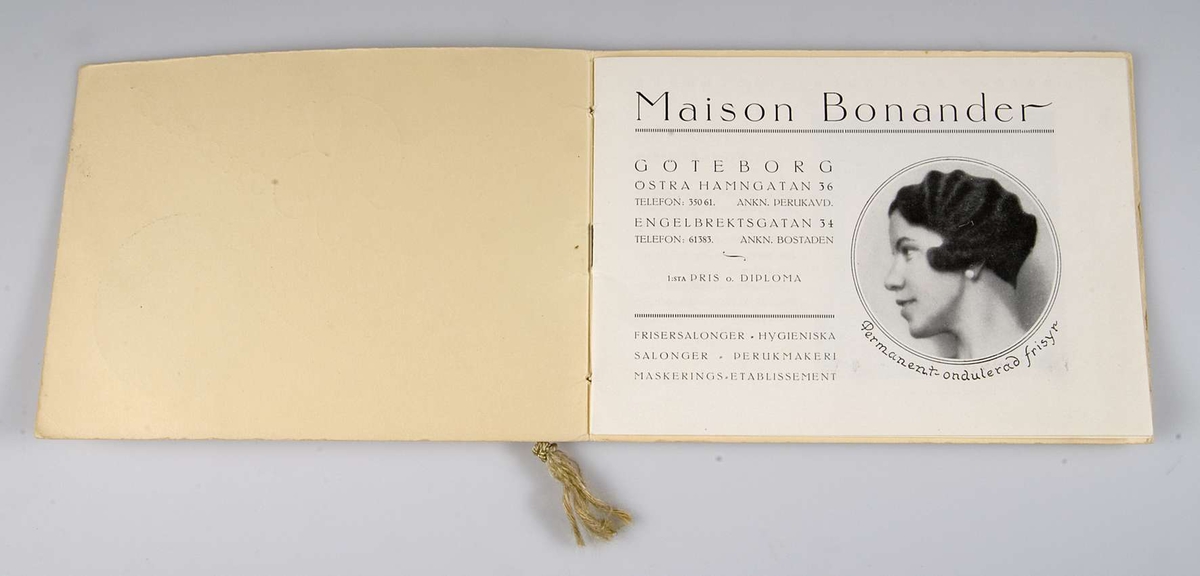 Reklamkatalog med ljusgul pärm och bunden i ryggen med gult snöre. Tryckt text på framsidan: Maison Bonander. Tryckt 1928. Innehåller reklam för ondulering, skönhetsvård, hårvård och manicure. "Maison Bonander GÖTEBORG".