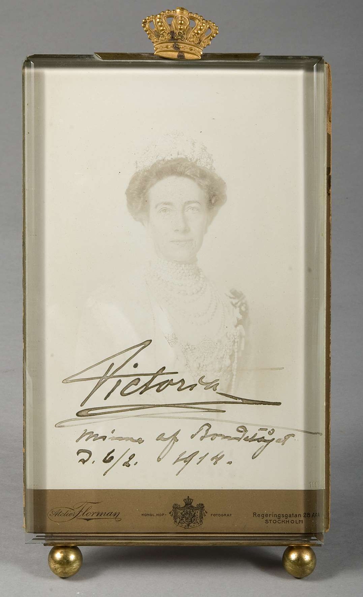Signerat porträtt av drottning Victoria.