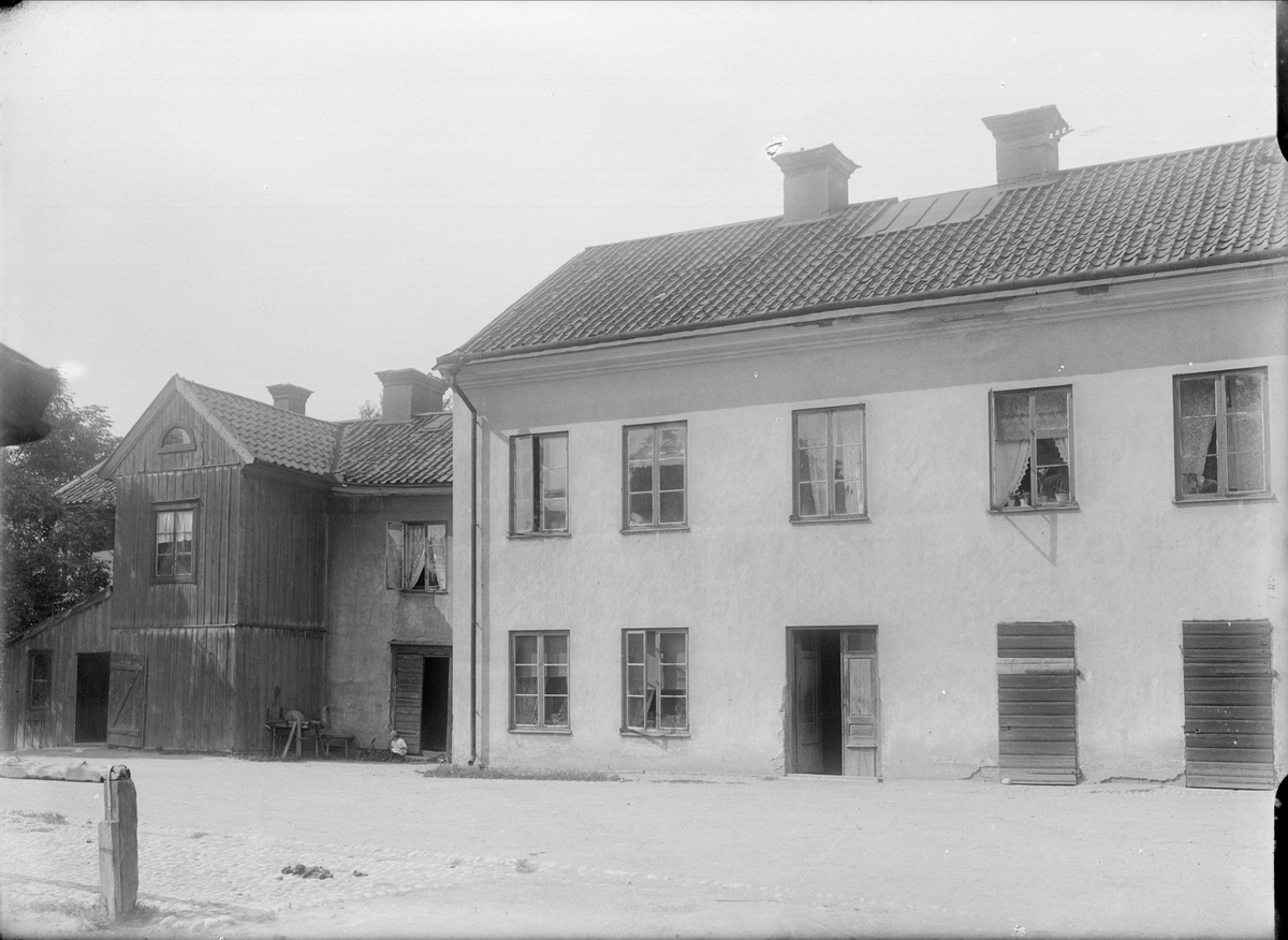 Gårdsinteriör Vaksalagatan 22, kvarteret Tor, Kvarngärdet, Uppsala 1908