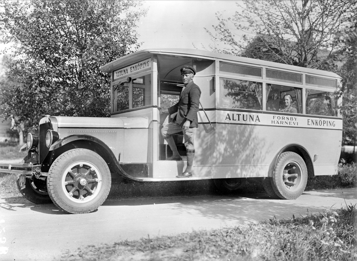 "Nya Altunabussen kostar 16000 kronor" - nya bussen mellan Altuna och Enköping på första resan, landsvägen vid Sävasta, Altuna socken, Uppland 14 juni 1930