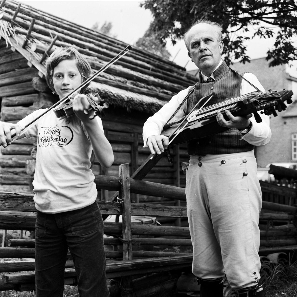 Spelmannen Lars Erik Jansson och Sven Ahlbäck på Upplandsschottisen, Tierpstrakten, Uppland juni 1973