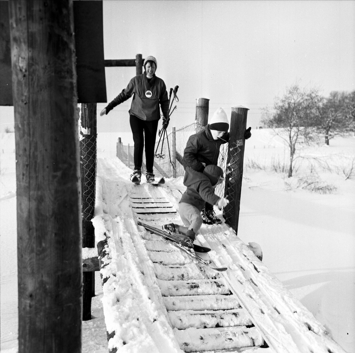 Skidåkare i Torslundabacken, Tierp, Uppland 1967