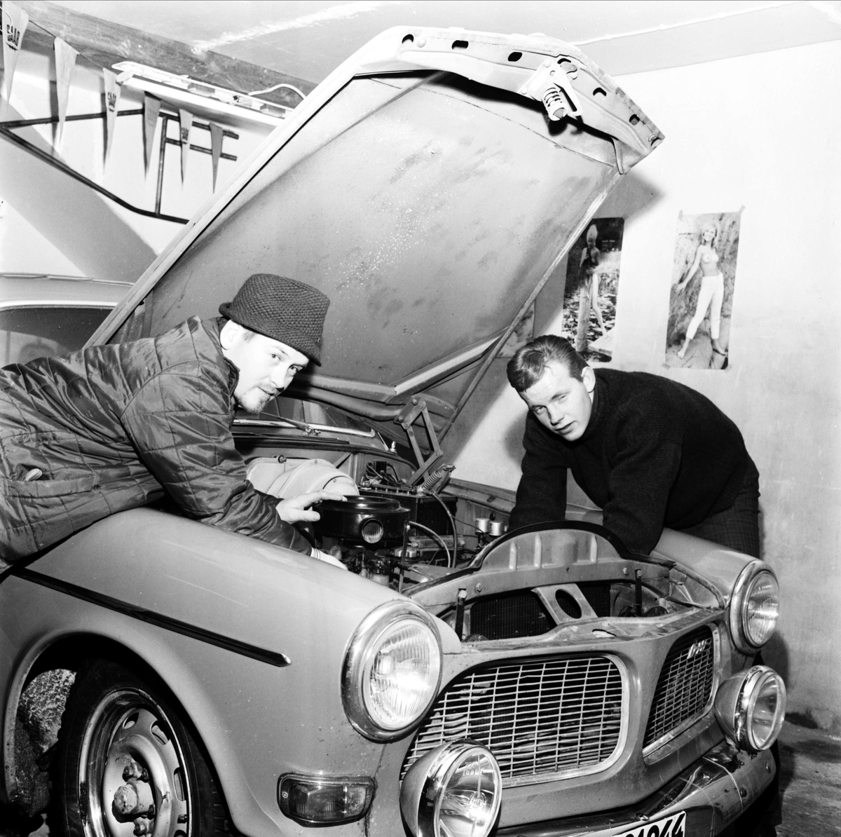 "Motorbitna Månkarboungdomar ordnade sin egen bilverkstad" - Leif Eriksson och Olle Persson "hjälps åt under motorhuven", Månkarbo, Tierps socken, Uppland 1967