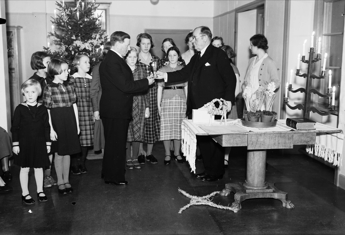 Prisutdelning i samband med sannolikt julfirande i Uppsala, 1937