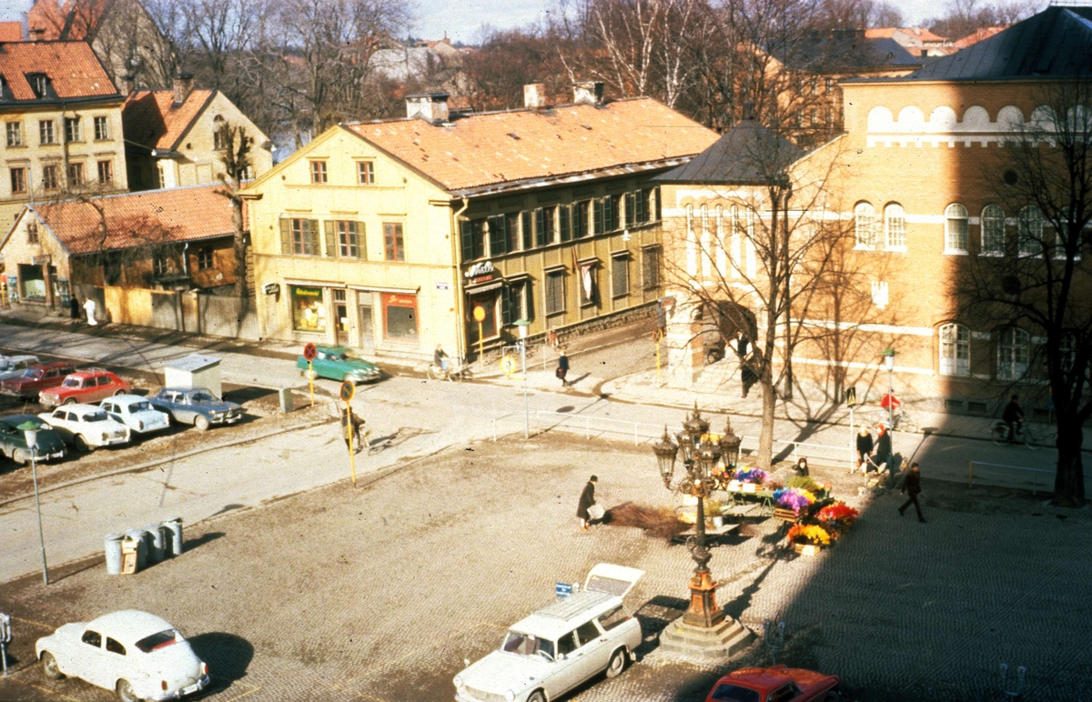 S:t Eriks torg med Walmstedtska gården och Saluhallen i bakgrunden, Uppsala 1967