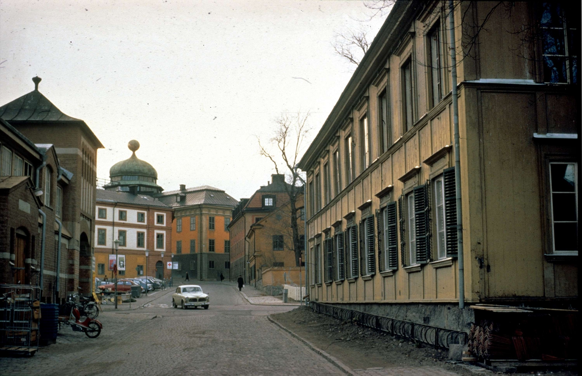Vattugränd mot S:t Eriks torg, Uppsala 1971. Till höger Walmstedtska gården