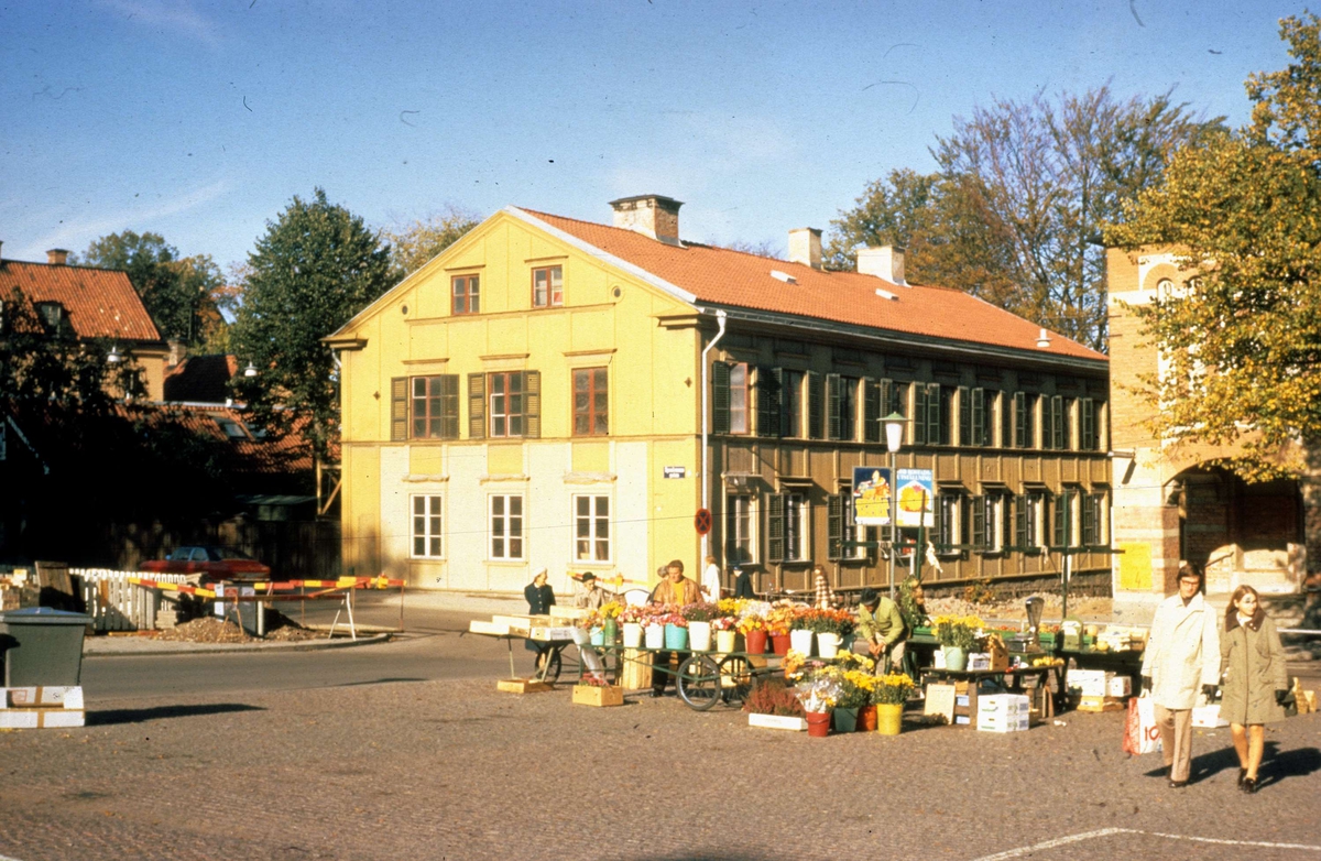 Torghandel på S:t Eriks torg, Uppsala 1971. I bakgrunden Walmstedtska gården