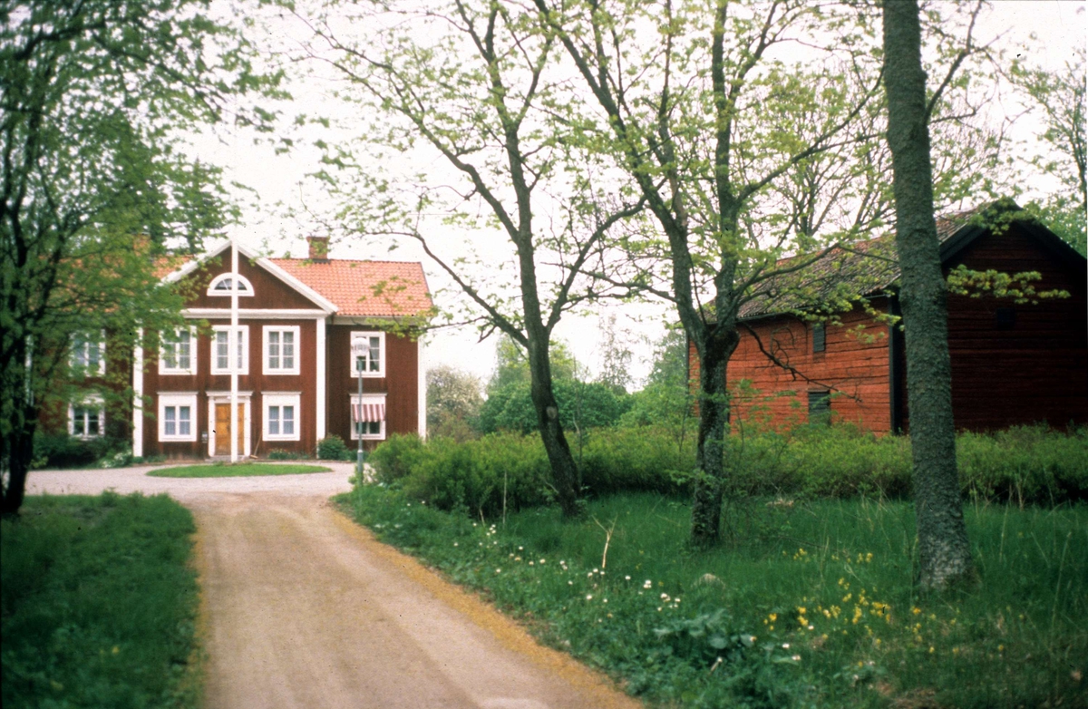 Tillinge prästgård, Tillinge socken, Uppland i juni 1987